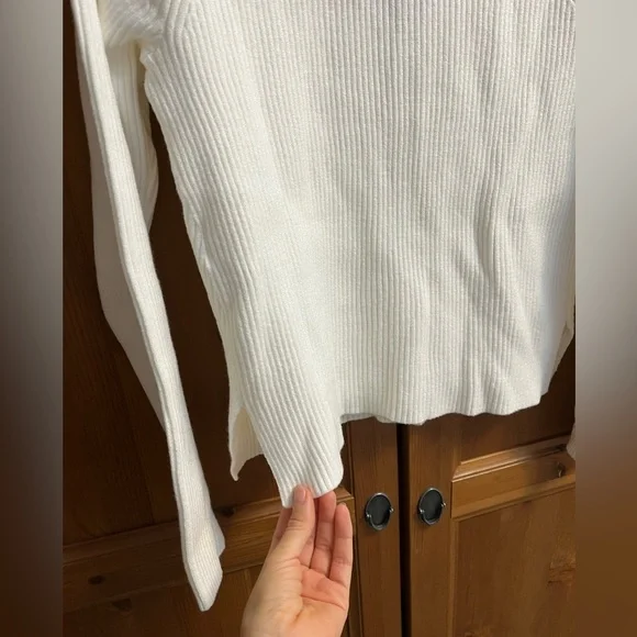 Abercrombie white v neck sweater size XS - Picture 4 of 4